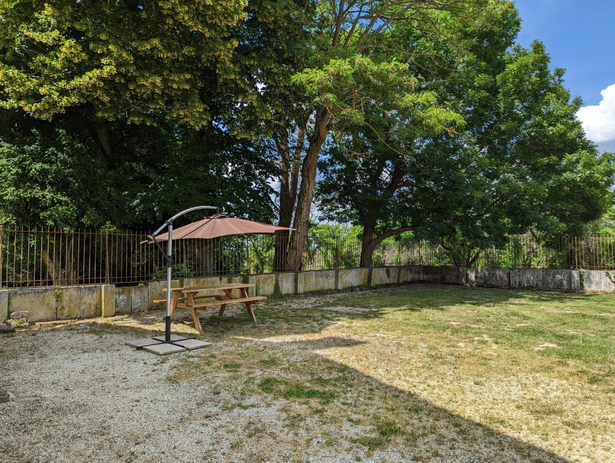 Domaine Du Faure Bed & Breakfast Chadurie Bagian luar foto