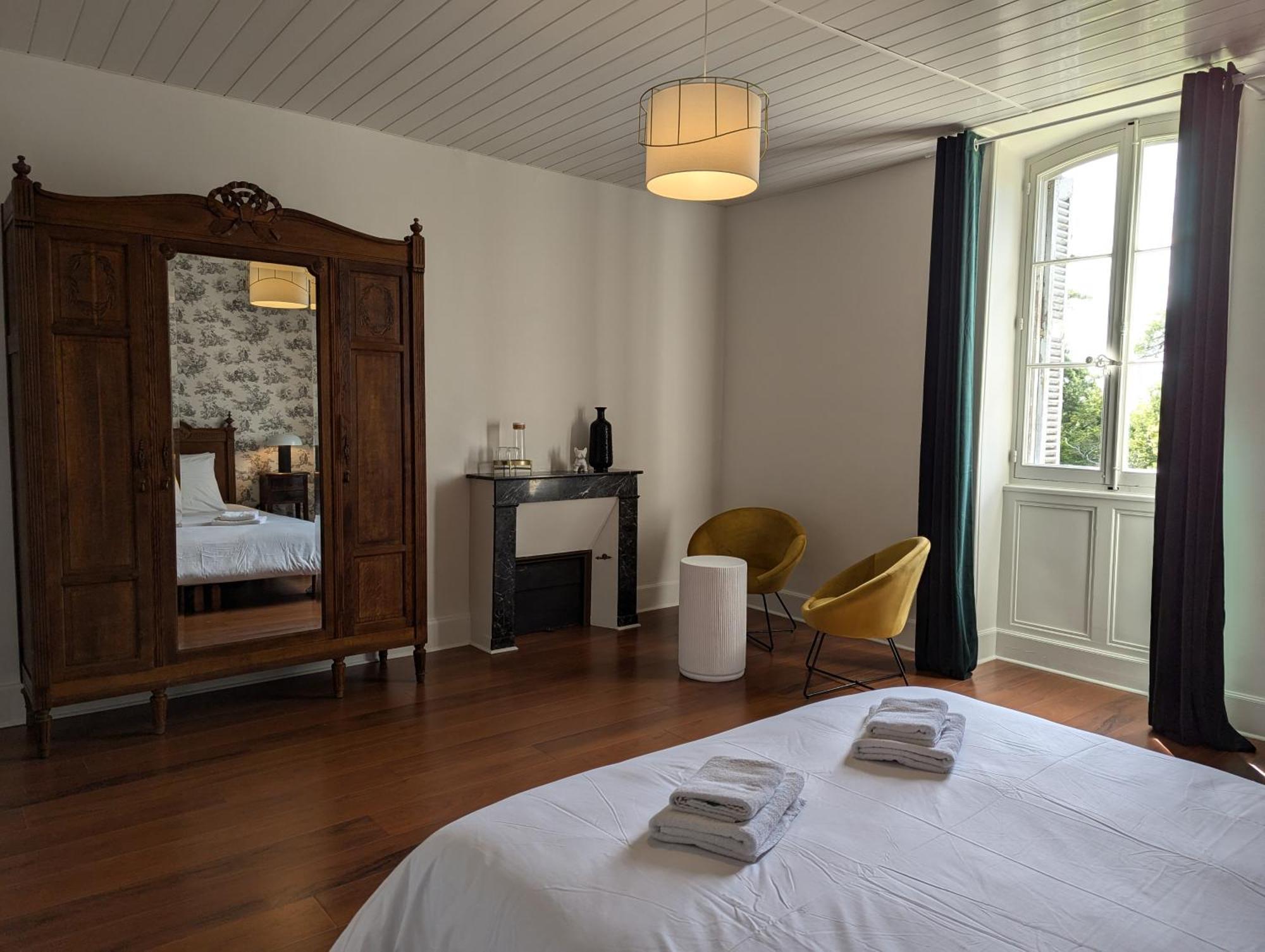 Domaine Du Faure Bed & Breakfast Chadurie Ruang foto